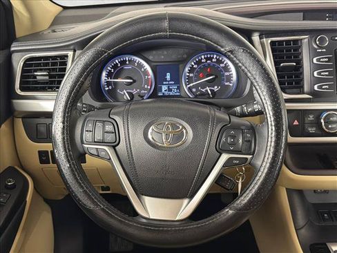 Used 2015 Toyota Highlander Plus FWD image 24