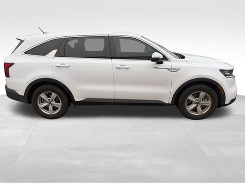 Used 2023 Kia Sorento LX image 4