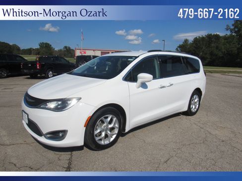 Used 2018 Chrysler Pacifica Touring Plus w/ Tire & Wheel Group image 4