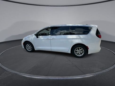 Used 2024 Chrysler Pacifica Touring-L FWD image 5