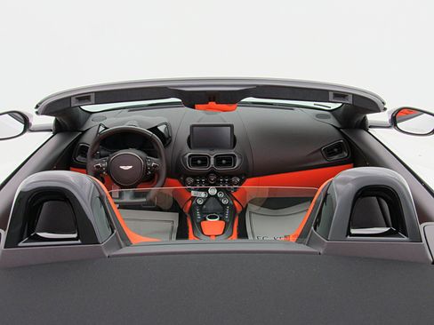 Used 2023 Aston Martin V8 Vantage Roadster RWD image 10