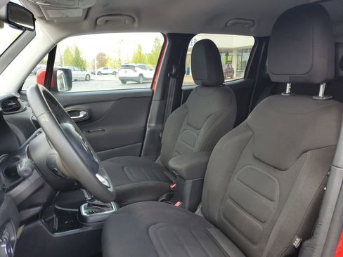 Used 2018 Jeep Renegade Latitude w/ Popular Equipment Group FWD image 8