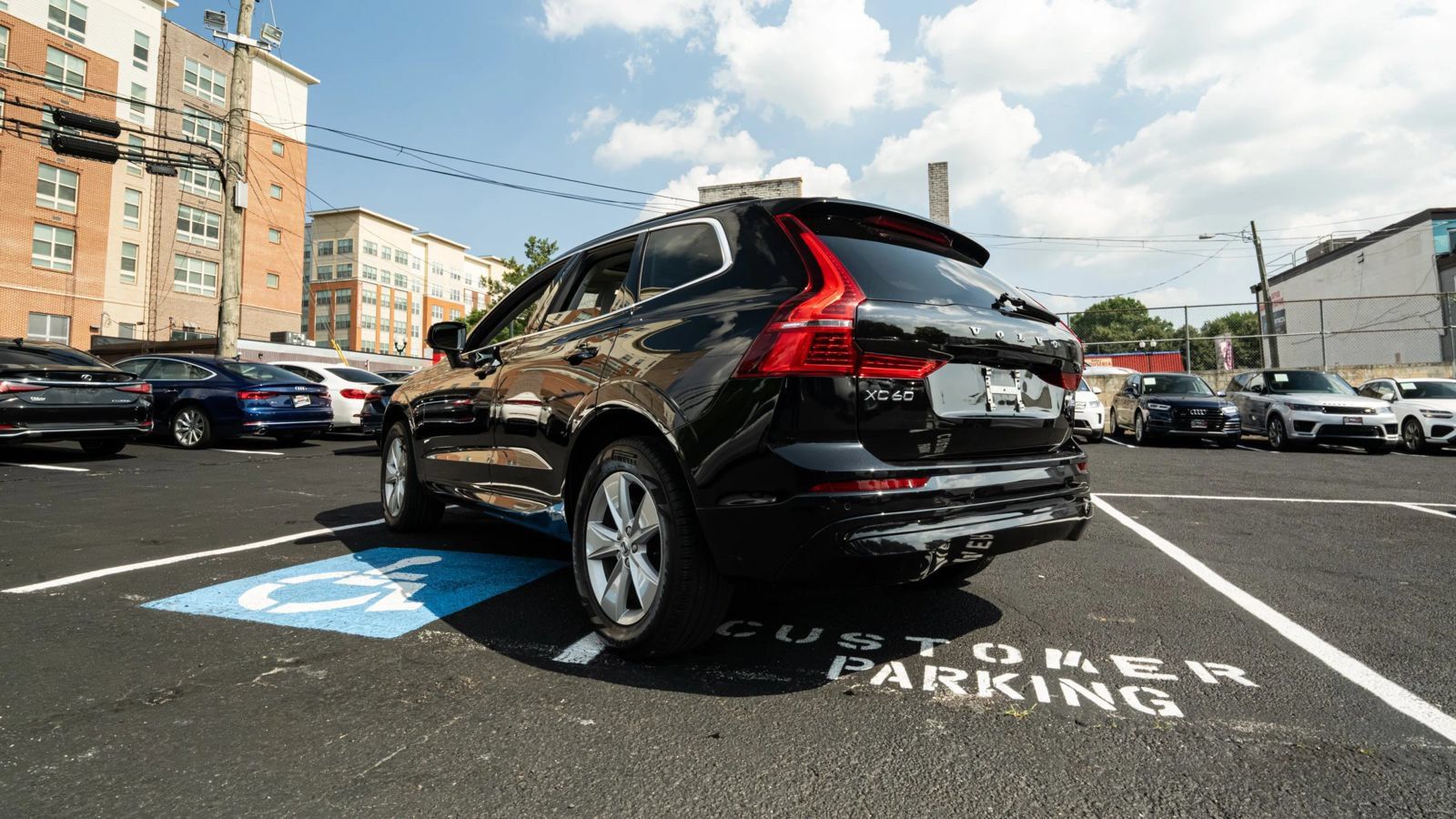 Used 2022 Volvo XC60 B5 Momentum AWD/4WD image 5