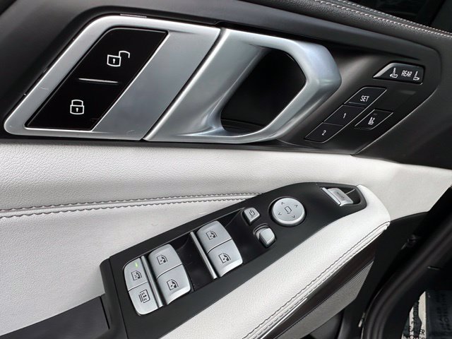 Used 2024 BMW X7 xDrive40i w/ M Sport Package AWD/4WD image 26
