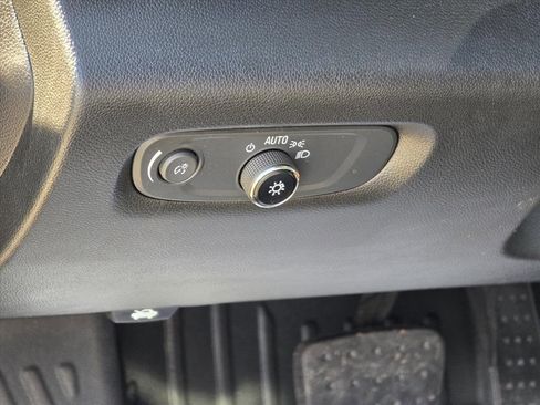 Used 2022 Chevrolet Traverse LT image 8