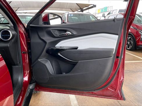 Certified 2025 Chevrolet Trax LT image 22