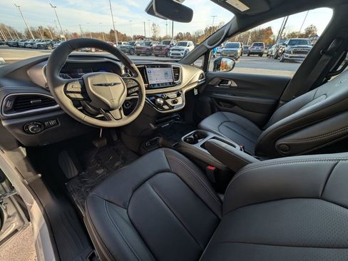 New 2026 Chrysler Pacifica Select w/ S Appearance Package image 2