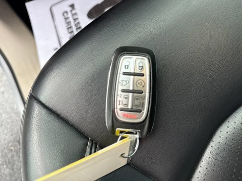 Used 2023 Chrysler Pacifica Touring-L FWD image 31