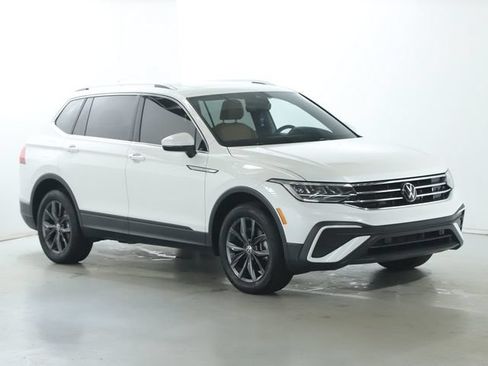 Used 2023 Volkswagen Tiguan SE w/ Panoramic Sunroof Package FWD image 9