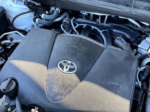 Used 2022 Toyota Highlander XLE FWD image 31