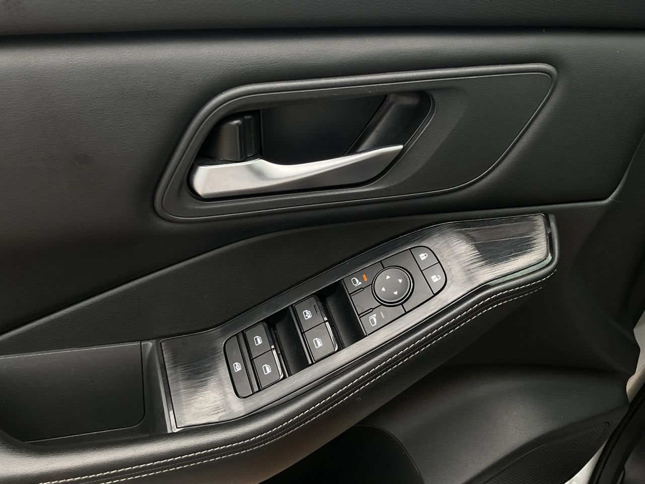 Used 2025 Nissan Rogue SV FWD image 18