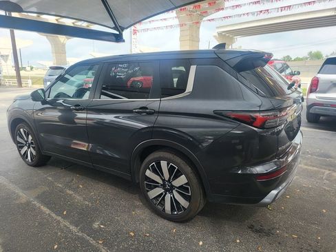 Used 2025 Mitsubishi Outlander SE image 12