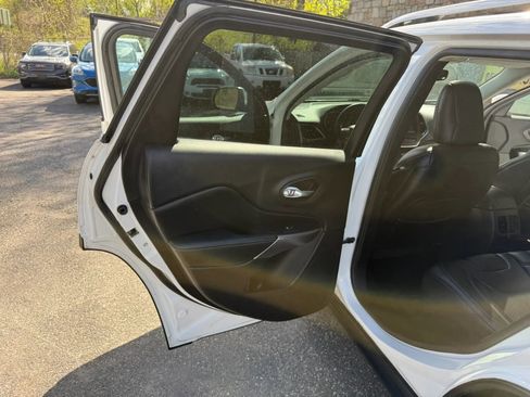 Used 2019 Jeep Cherokee Latitude Plus w/ Comfort/Convenience Group AWD/4WD image 25