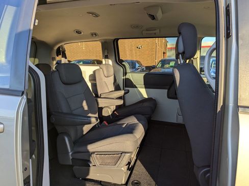 Used 2010 Dodge Grand Caravan SE image 15