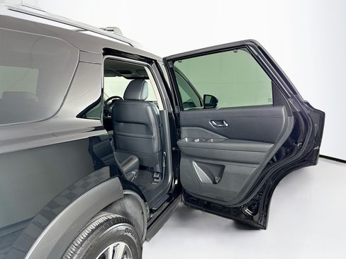 Used 2023 Nissan Pathfinder SL w/ Black Appearance Package AWD/4WD image 32
