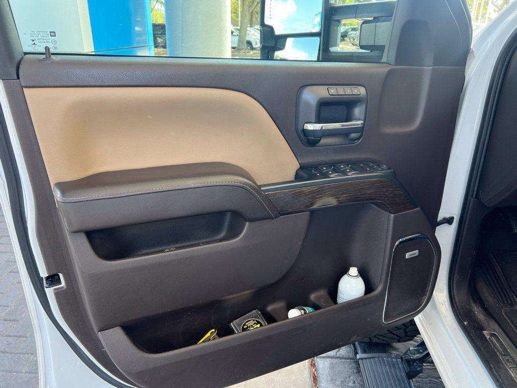 Used 2018 GMC Sierra 2500 Denali w/ Duramax Plus Package AWD/4WD image 4
