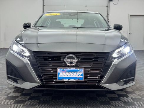 Used 2025 Nissan Altima 2.5 SV FWD image 10