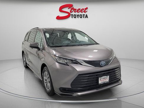 Certified 2021 Toyota Sienna LE image 5