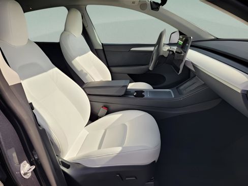 Used 2024 Tesla Model Y Long Range image 18