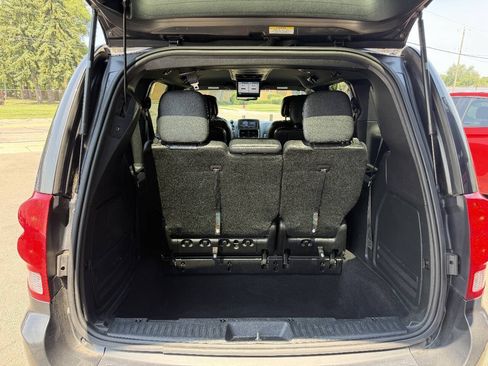 Used 2011 Dodge Grand Caravan R/T w/ Entertainment Group 1 FWD image 20