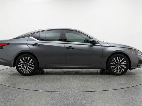 Used 2025 Nissan Altima 2.5 SV FWD image 11