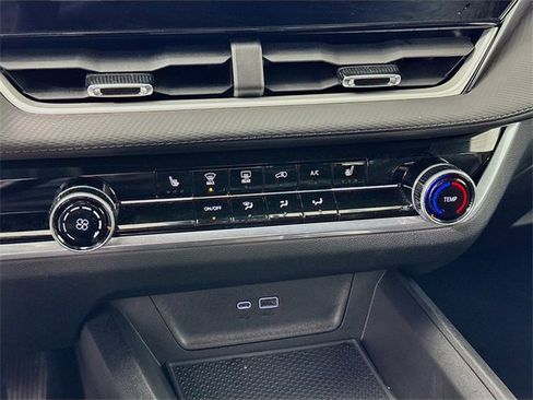 Used 2025 Chevrolet Equinox LT image 17