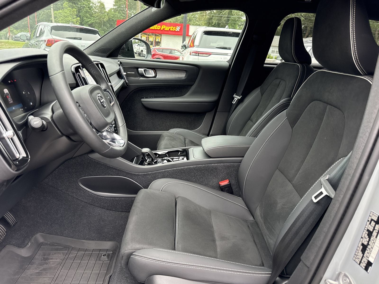 Used 2024 Volvo XC40 B5 Plus w/ Protection Package Premier AWD/4WD image 9