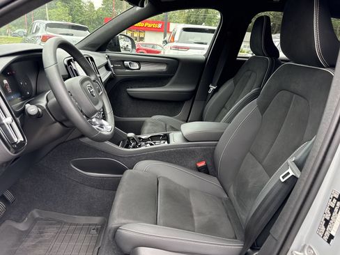 Used 2024 Volvo XC40 B5 Plus w/ Protection Package Premier AWD/4WD image 9