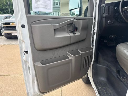 Used 2018 Chevrolet Express 3500 w/ Power Convenience Package RWD image 7