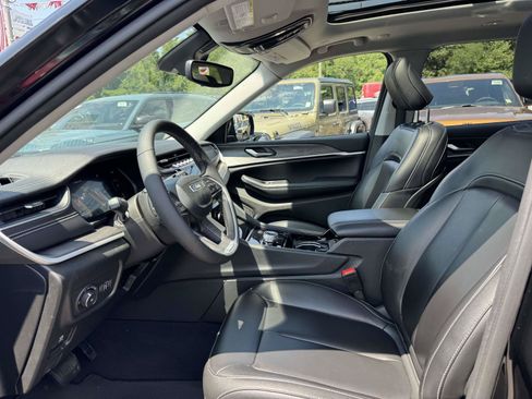 Used 2023 Jeep Grand Cherokee L Limited AWD/4WD image 15