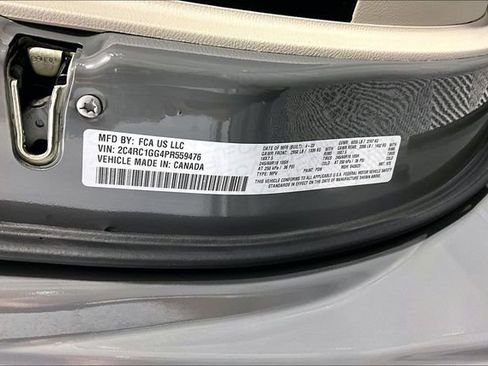 Used 2023 Chrysler Pacifica Limited FWD image 33