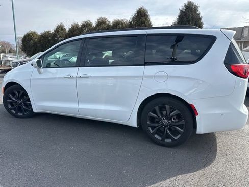 Used 2018 Chrysler Pacifica Limited w/ Advanced Safetytec Group image 11