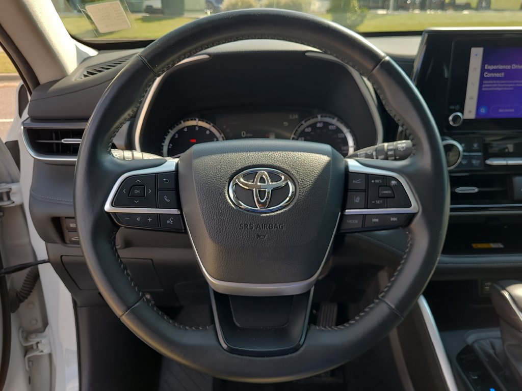 Used 2024 Toyota Highlander XLE FWD image 30