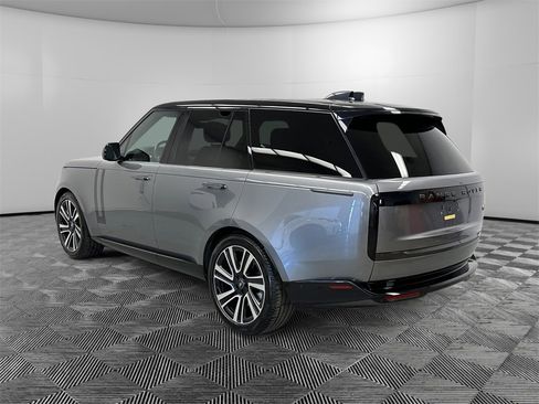 Used 2023 Land Rover Range Rover SE image 3