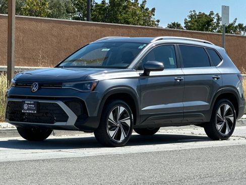 Certified 2026 Volkswagen Taos SE w/ Panoramic Sunroof Package AWD/4WD image 8