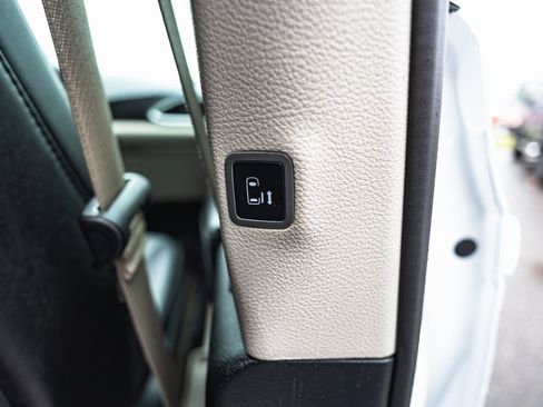 Used 2024 Chrysler Pacifica Touring-L image 37