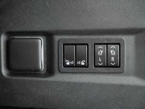 Used 2022 GMC Yukon Denali w/ Denali Premium Package image 11