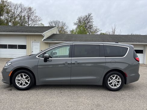 Used 2023 Chrysler Pacifica Touring-L FWD image 10