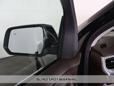 Used 2023 GMC Acadia SLE w/ Driver Convenience Package image 4