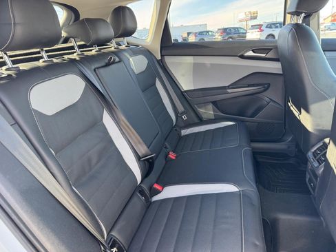 Used 2022 Volkswagen Taos SEL w/ Panoramic Sunroof Package image 12