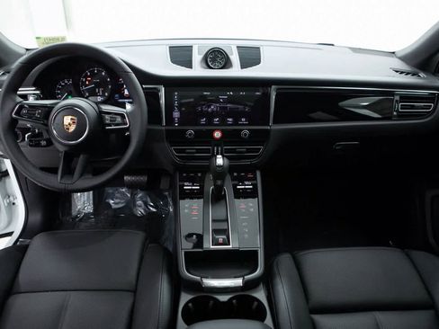 Certified 2025 Porsche Macan image 13