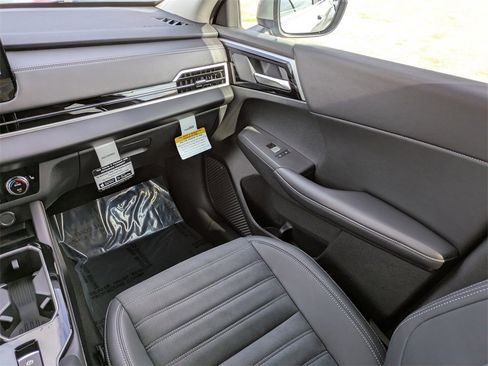 New 2025 Mitsubishi Outlander SE image 18
