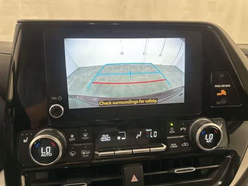 Used 2023 Toyota Highlander XLE image 23