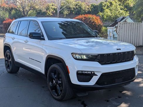 Used 2023 Jeep Grand Cherokee Limited w/ Luxury Tech Group II image 3