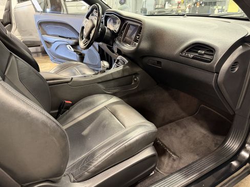 Used 2017 Dodge Challenger GT image 4