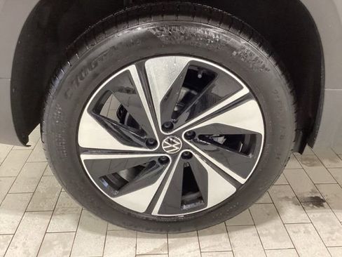Certified 2025 Volkswagen Taos SE image 29