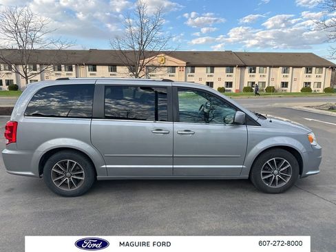 Used 2017 Dodge Grand Caravan SXT image 3