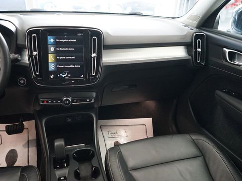 Used 2022 Volvo XC40 T5 Momentum image 10