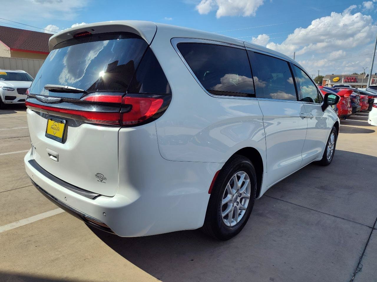 Used 2023 Chrysler Pacifica Touring-L FWD image 4