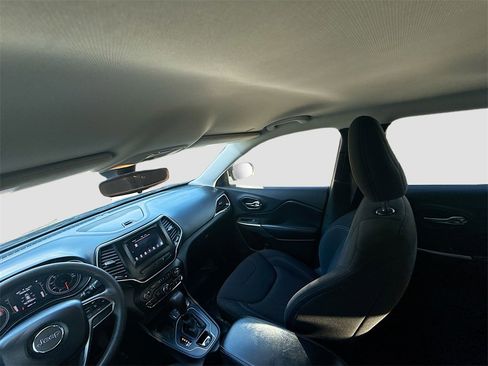 Used 2021 Jeep Cherokee Latitude w/ Mopar Interior Package image 21